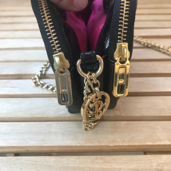 JUICY COUTURE | Textured Crossbody Wallet Bag - Picture 2 of 8